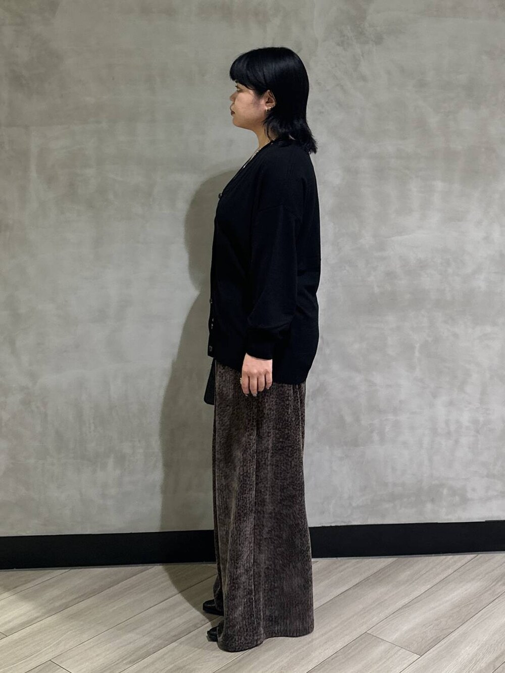 ブラック系のタンクトップ、ブラック系のパンプス、ブラウン系のその他パンツを着用したレディースの秋コーディネートの4枚目の写真