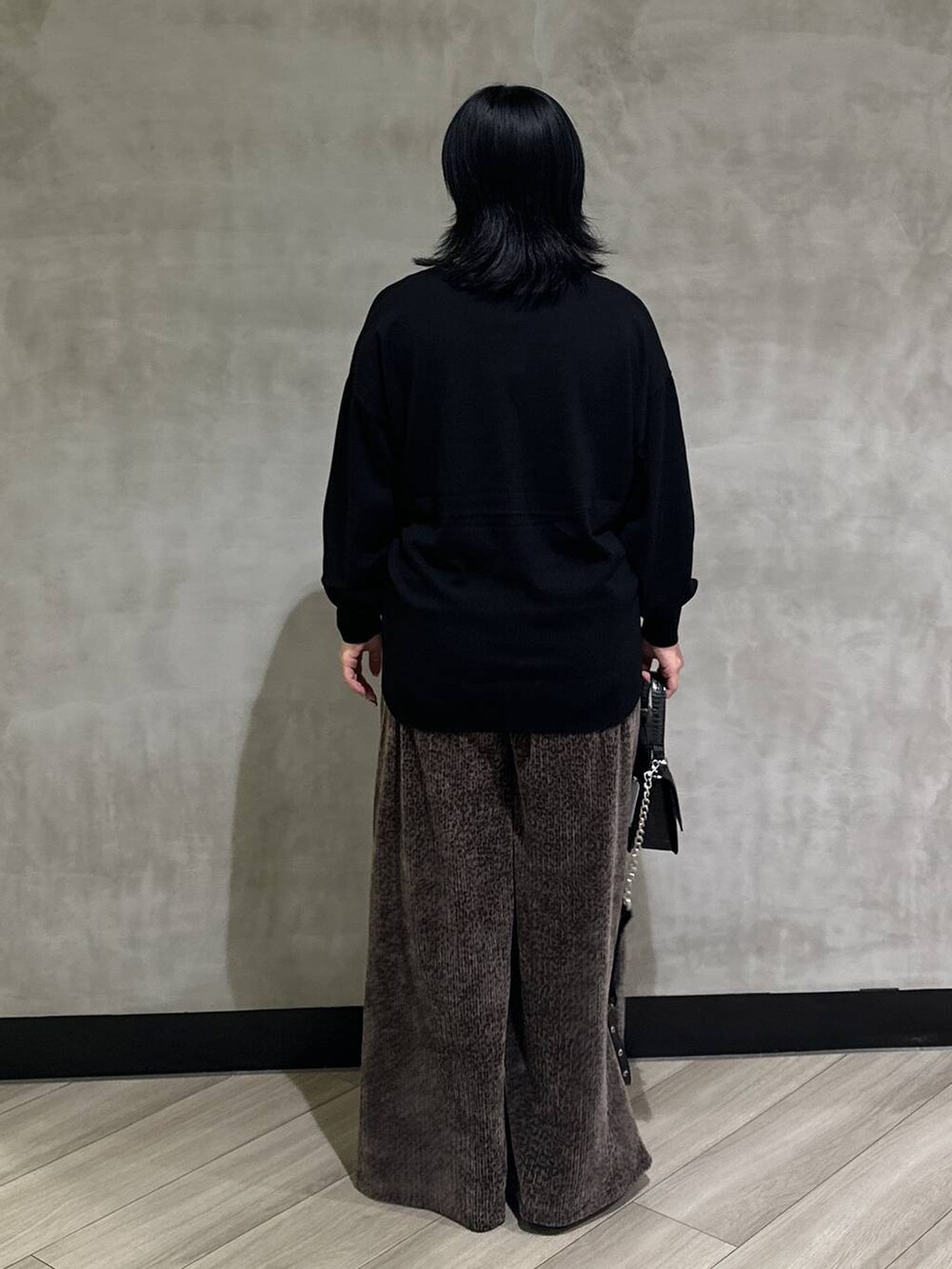 ブラック系のタンクトップ、ブラック系のパンプス、ブラウン系のその他パンツを着用したレディースの秋コーディネートの3枚目の写真