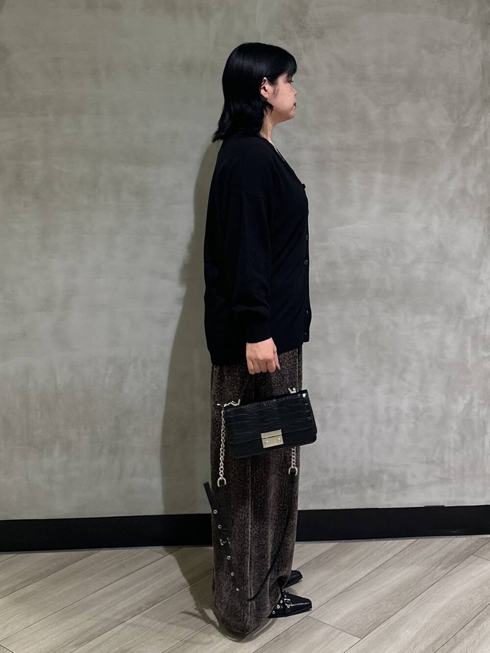 ブラック系のタンクトップ、ブラック系のパンプス、ブラウン系のその他パンツを着用したレディースの秋コーディネートの2枚目の写真