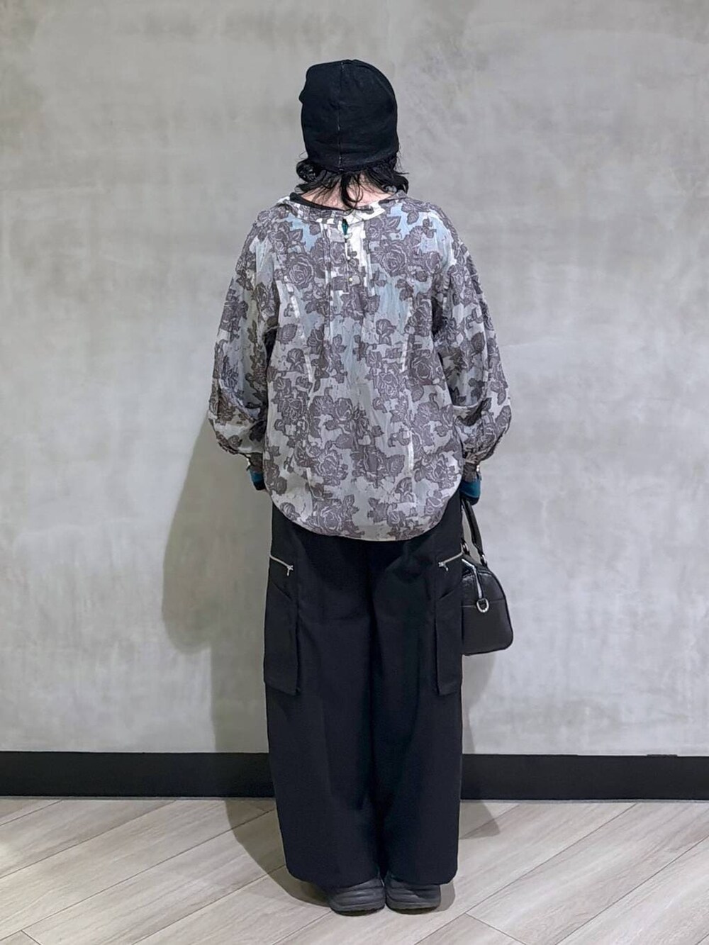 ブラック系のスニーカー、ブラック系のボストンバッグ、グレー系のTシャツ/カットソーを着用したレディースの春コーディネートの3枚目の写真