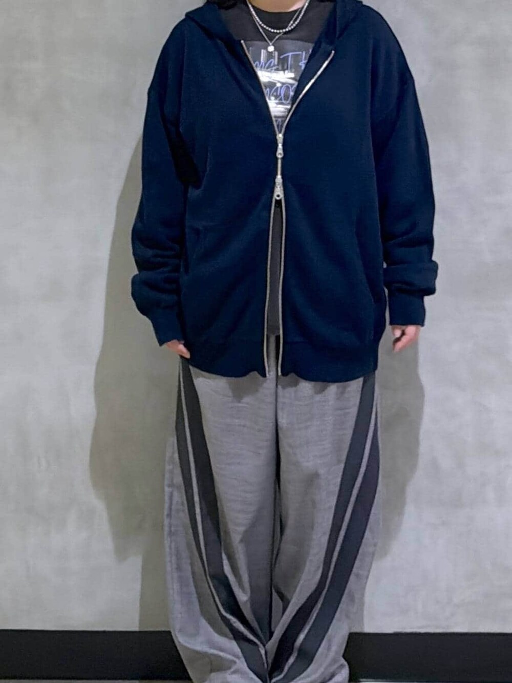 ブラック系のスニーカー、ブルー系のパーカー、ブラック系のTシャツ/カットソーを着用したレディースの冬コーディネートの5枚目の写真