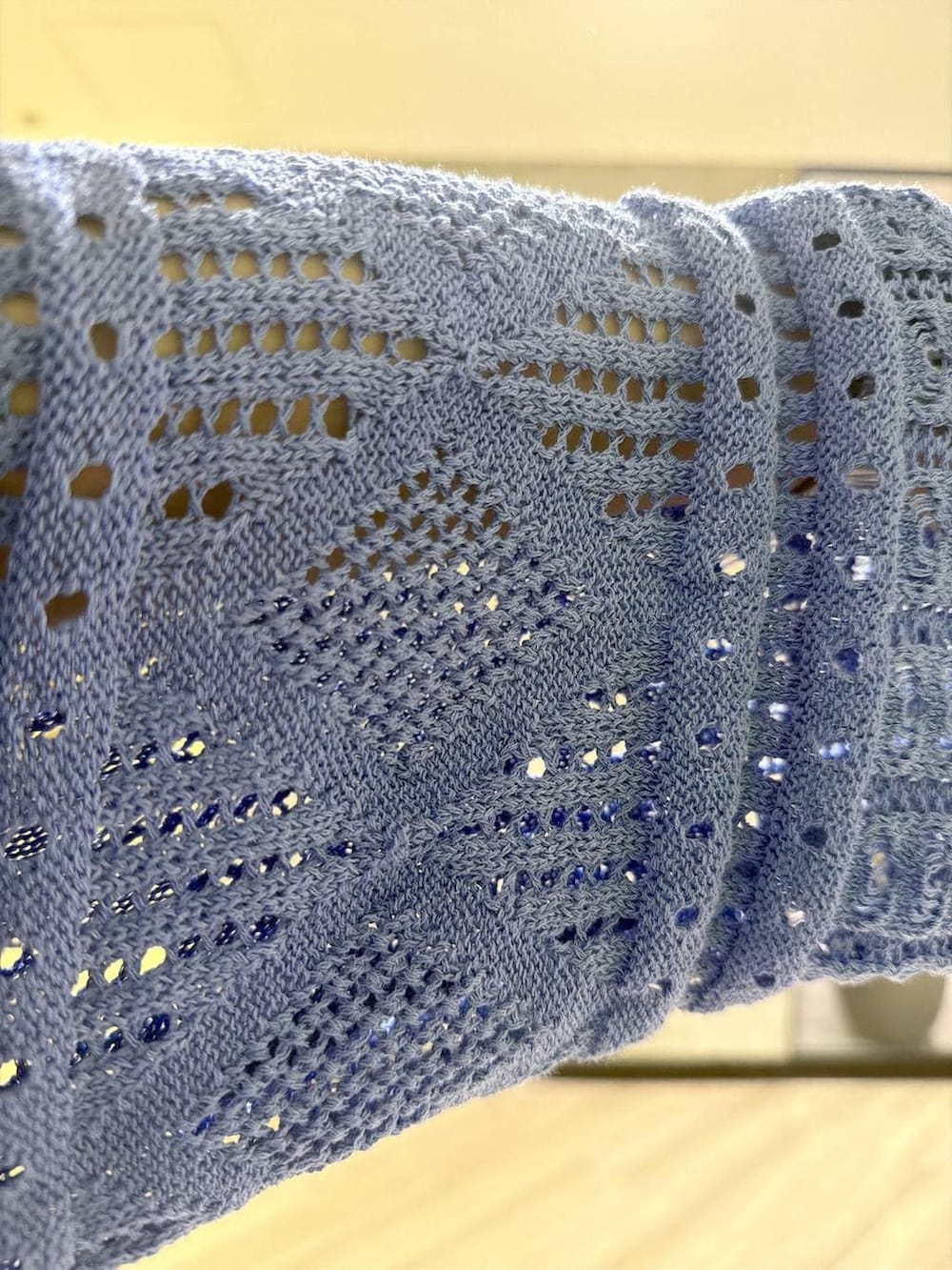 ブラック系のサンダル、ブラック系のトートバッグ、ブラック系のチュニックを着用したレディースの春コーディネートの6枚目の写真