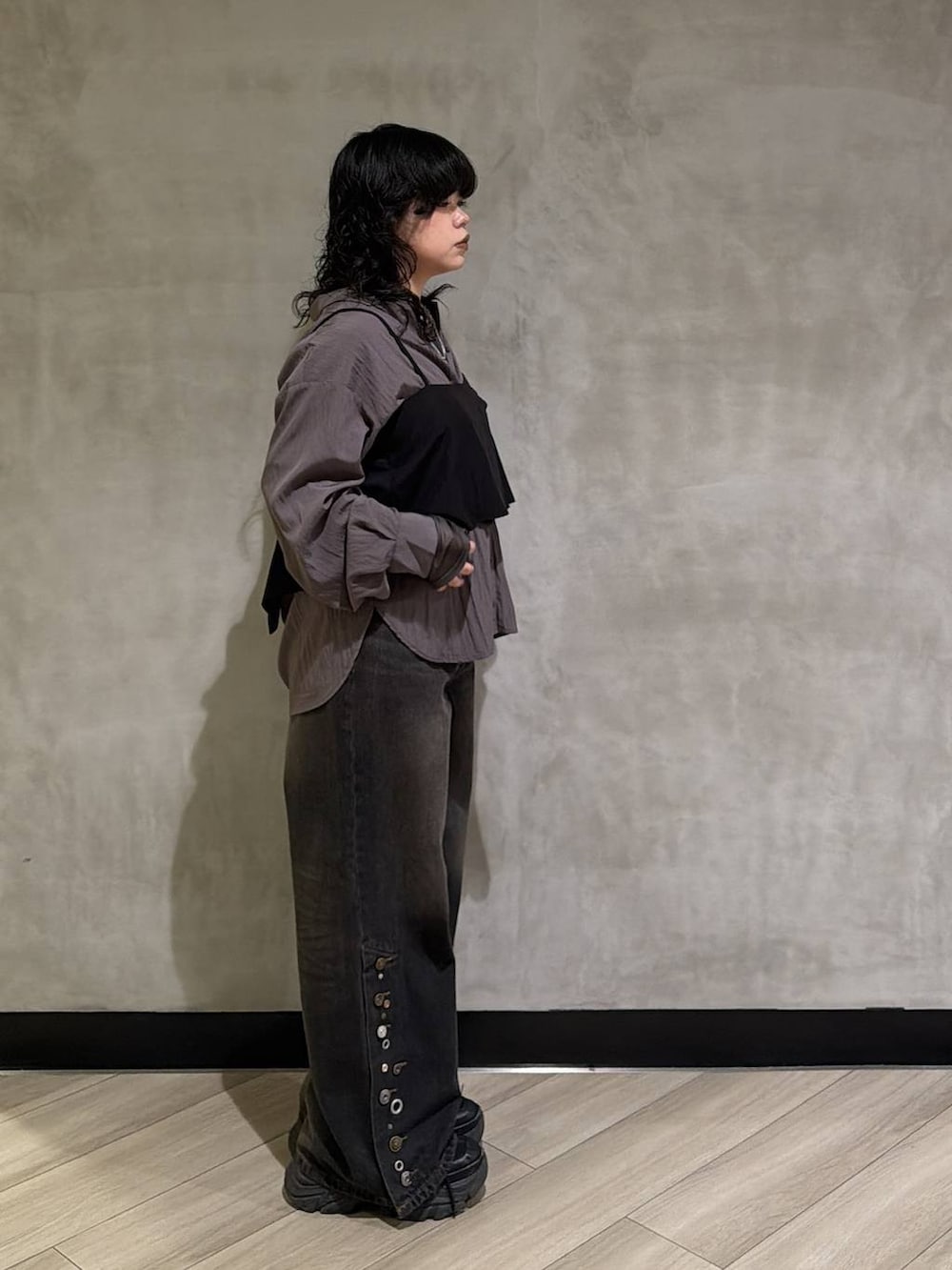 ブラック系のスニーカー、ブラック系のデニムパンツ、ブラック系のTシャツ/カットソーを着用したレディースの秋コーディネートの2枚目の写真