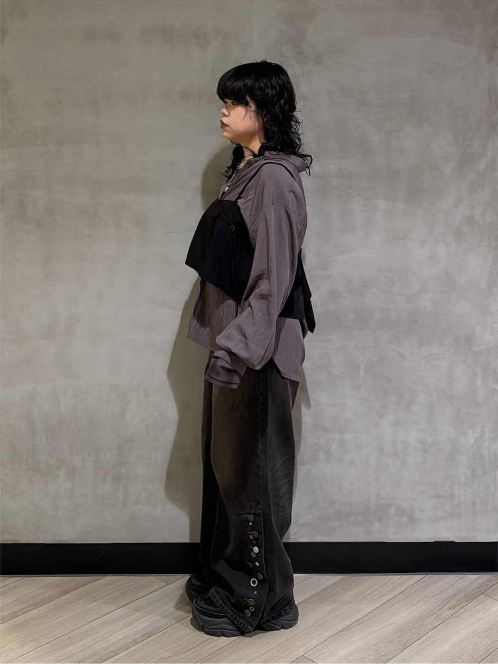 ブラック系のスニーカー、ブラック系のデニムパンツ、ブラック系のTシャツ/カットソーを着用したレディースの秋コーディネートの4枚目の写真