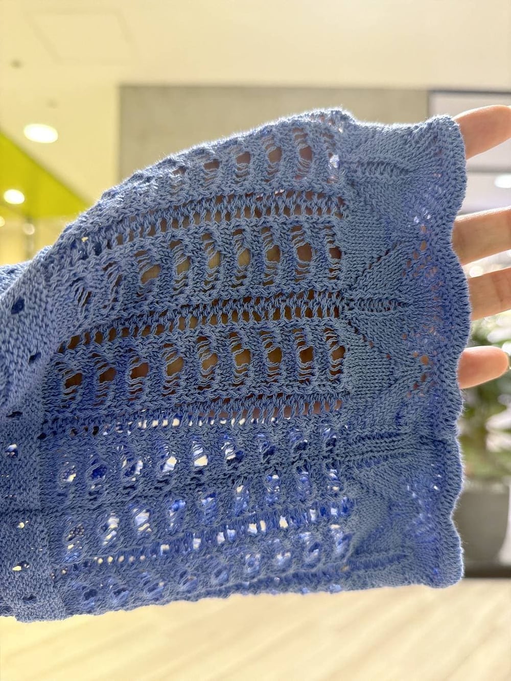 ブラック系のサンダル、ブラック系のトートバッグ、ブラック系のチュニックを着用したレディースの春コーディネートの5枚目の写真