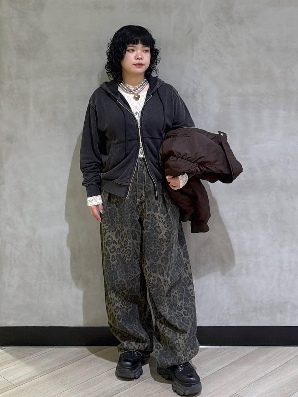 ブラック系のブーツ、ホワイト系のTシャツ/カットソー、ブラック系のパーカーを着用したレディースの冬コーディネートの4枚目の写真