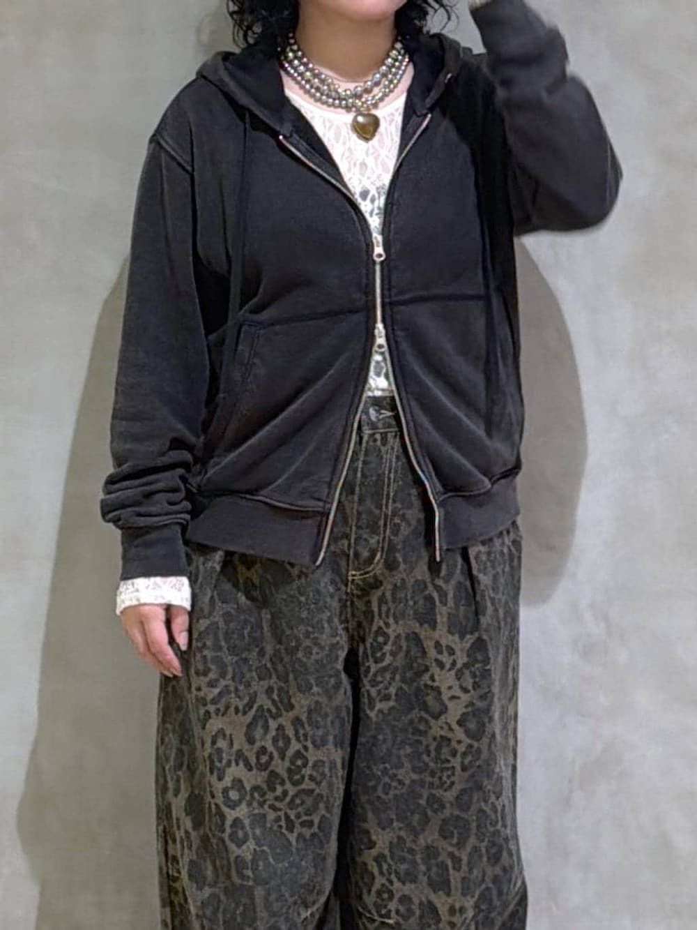 ブラック系のブーツ、ホワイト系のTシャツ/カットソー、ブラック系のパーカーを着用したレディースの冬コーディネートの3枚目の写真