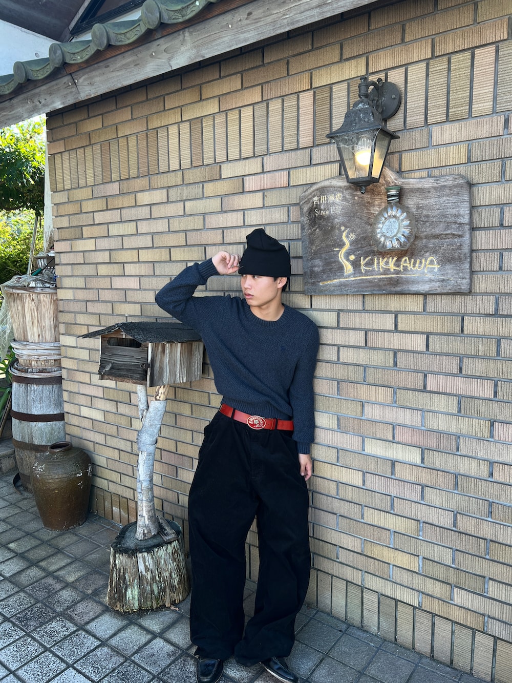 ブルー系のニット/セーター、ブラック系のローファー、ブラック系のデニムパンツを着用したメンズの秋コーディネートの2枚目の写真