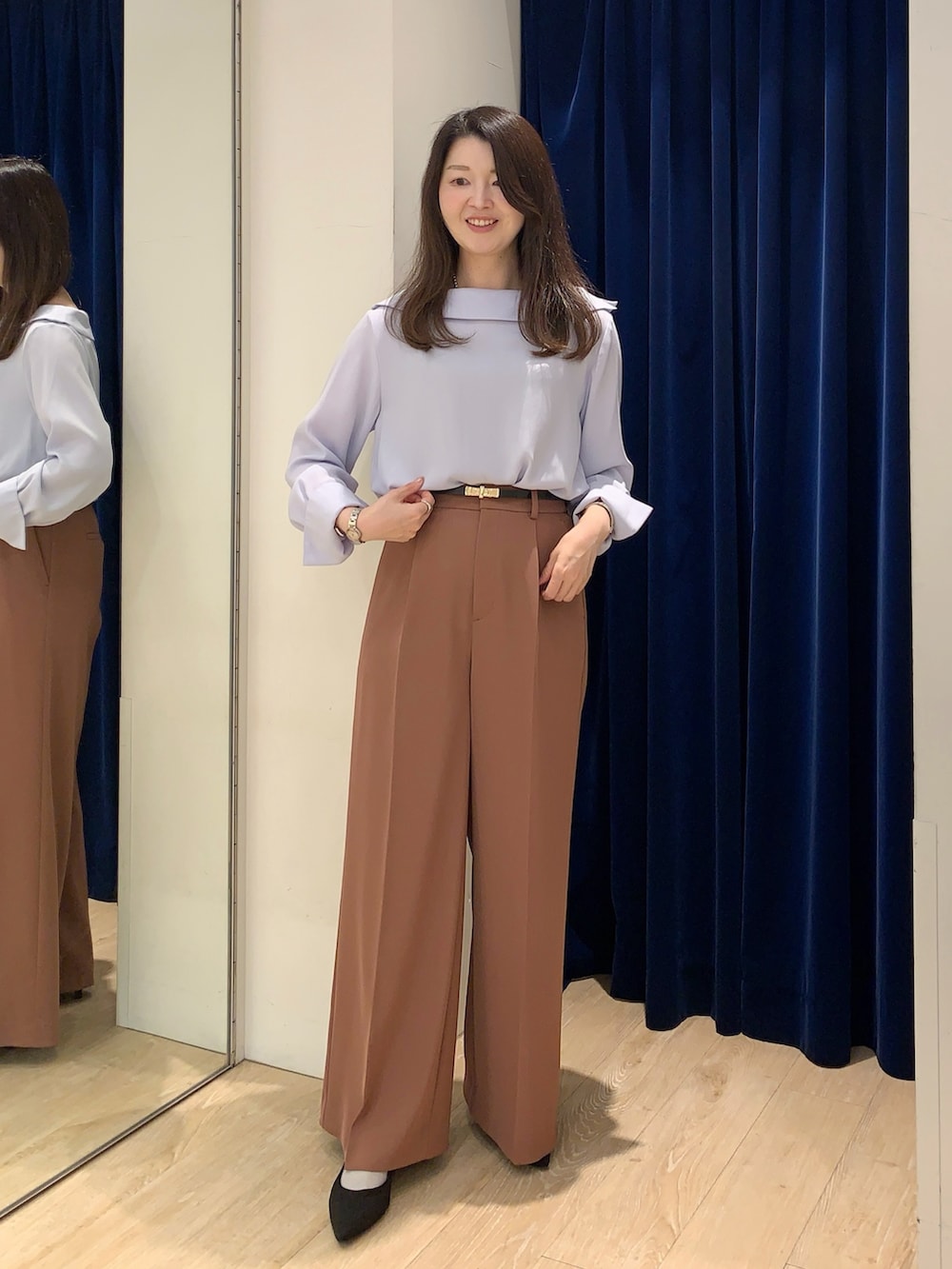 ブルー系のシャツ/ブラウス、レッド系のその他パンツ、ブラック系のベルトを着用したレディースの秋コーディネートの2枚目の写真