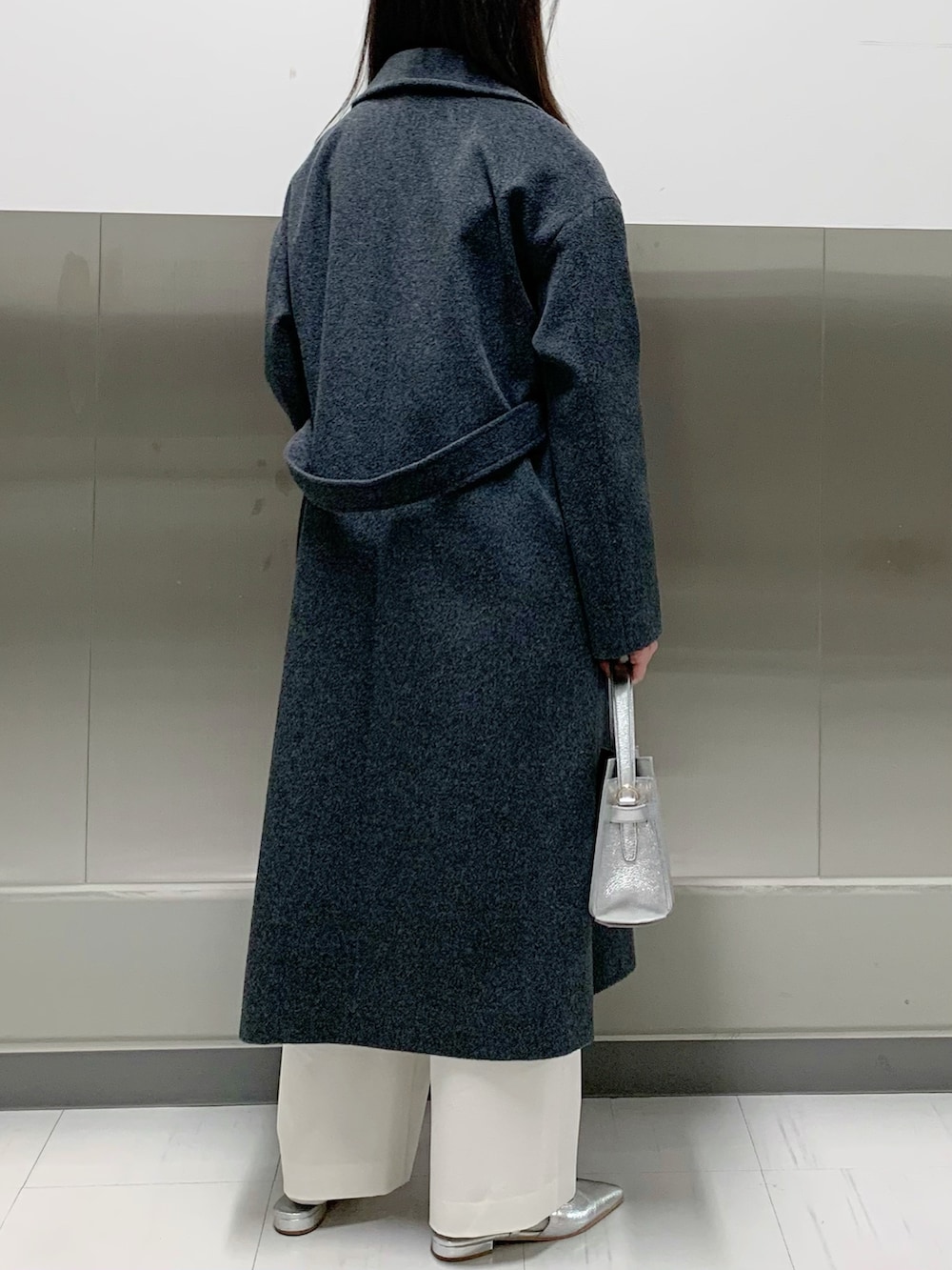 グレー系のその他アウター、シルバー系のショルダーバッグを着用したレディースの秋コーディネートの3枚目の写真