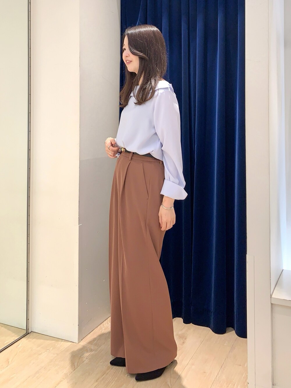 ブルー系のシャツ/ブラウス、レッド系のその他パンツ、ブラック系のベルトを着用したレディースの秋コーディネートの3枚目の写真