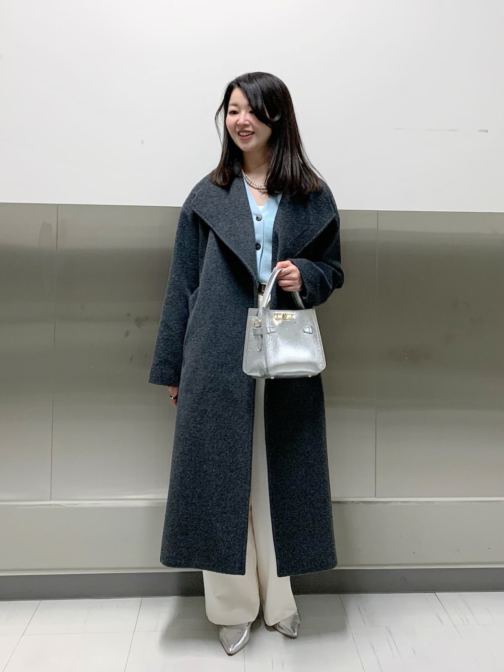 グレー系のその他アウター、シルバー系のショルダーバッグを着用したレディースの秋コーディネートの2枚目の写真