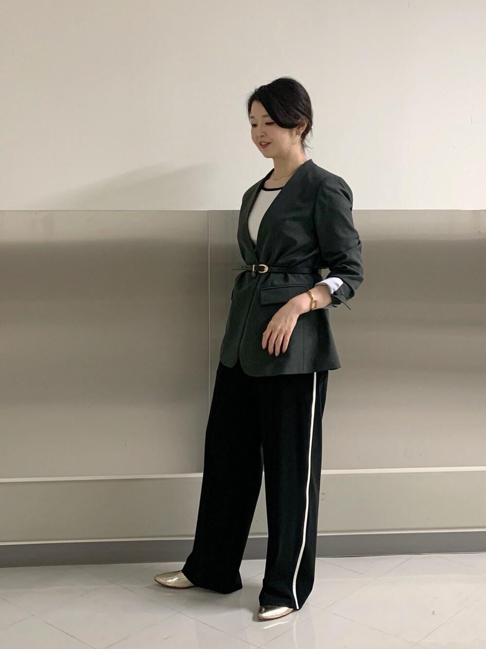 ブラック系のその他パンツ、ホワイト系のキャミソール、グレー系のノーカラージャケットを着用したレディースの秋コーディネートの4枚目の写真