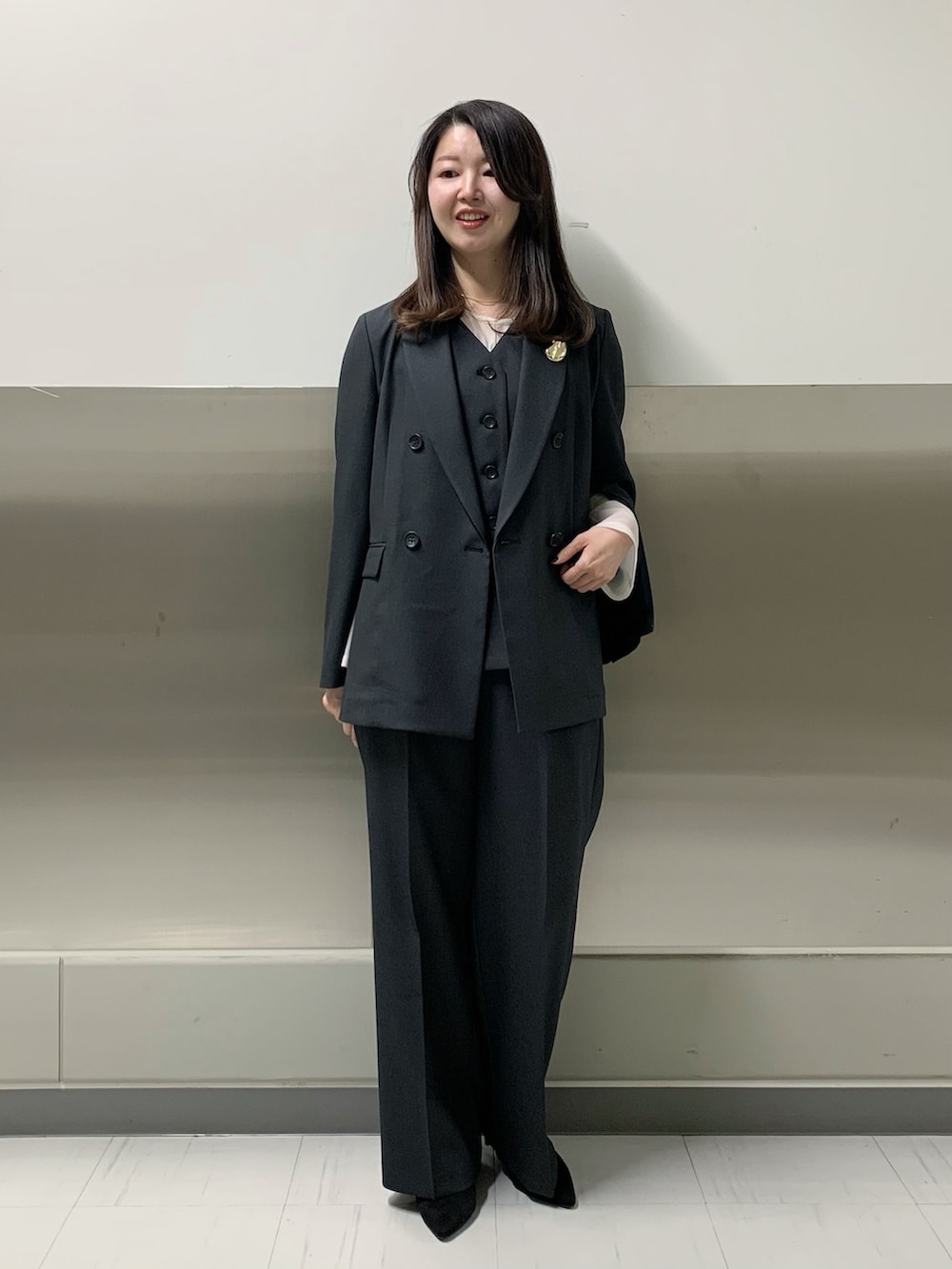 グレー系のその他パンツ、グレー系のテーラードジャケット、グレー系のベストを着用したレディースの冬コーディネートの5枚目の写真