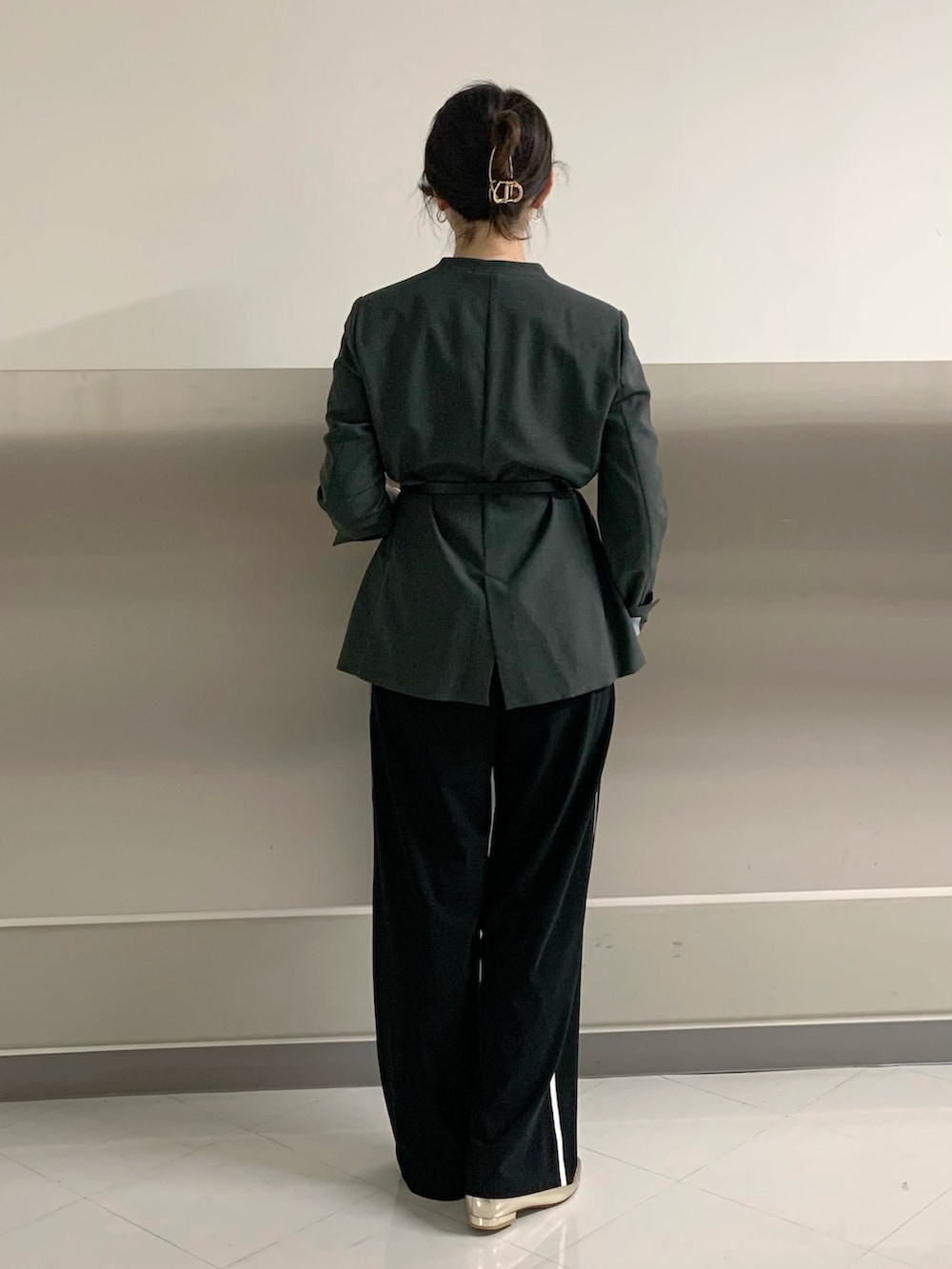 ブラック系のその他パンツ、ホワイト系のキャミソール、グレー系のノーカラージャケットを着用したレディースの秋コーディネートの3枚目の写真