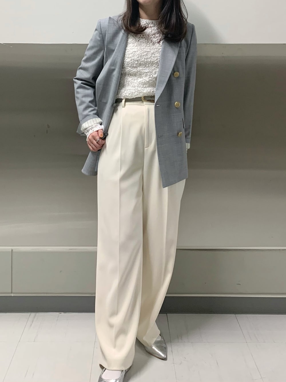 ブルー系のテーラードジャケット、ホワイト系のその他パンツ、ホワイト系のカーディガン/ボレロを着用したレディースの冬コーディネートの4枚目の写真