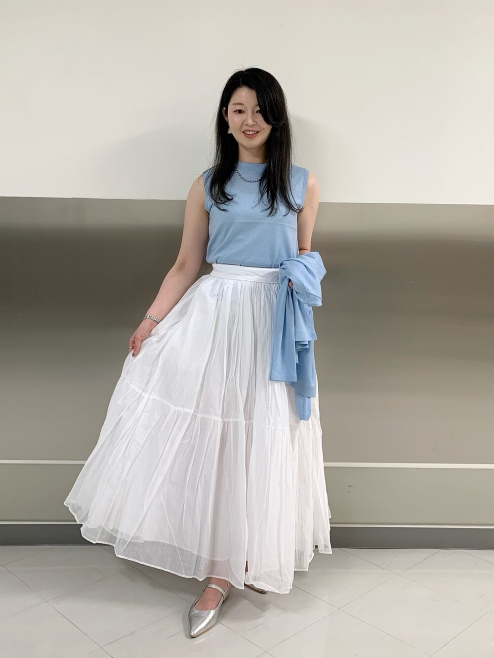 ブルー系のニット/セーター、ブルー系のカーディガン/ボレロを着用したレディースの秋コーディネートの4枚目の写真