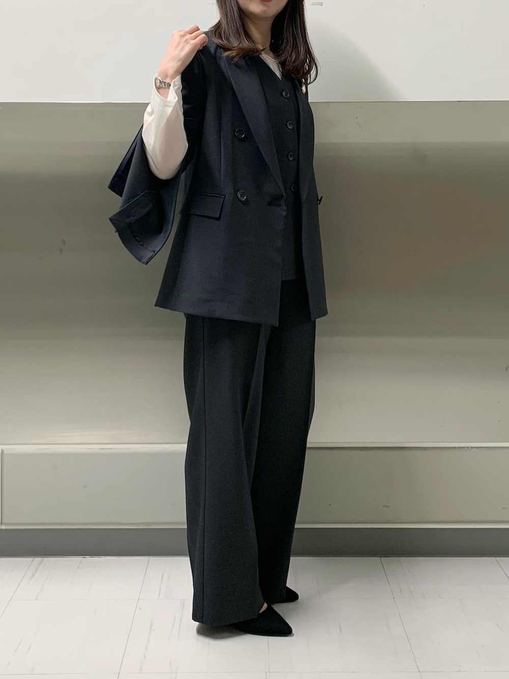 グレー系のその他パンツ、グレー系のテーラードジャケット、グレー系のベストを着用したレディースの冬コーディネートの4枚目の写真