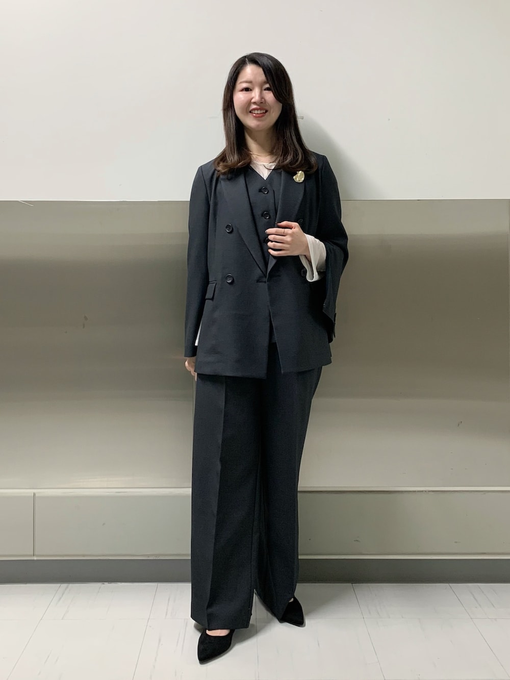 グレー系のその他パンツ、グレー系のテーラードジャケット、グレー系のベストを着用したレディースの冬コーディネートの6枚目の写真