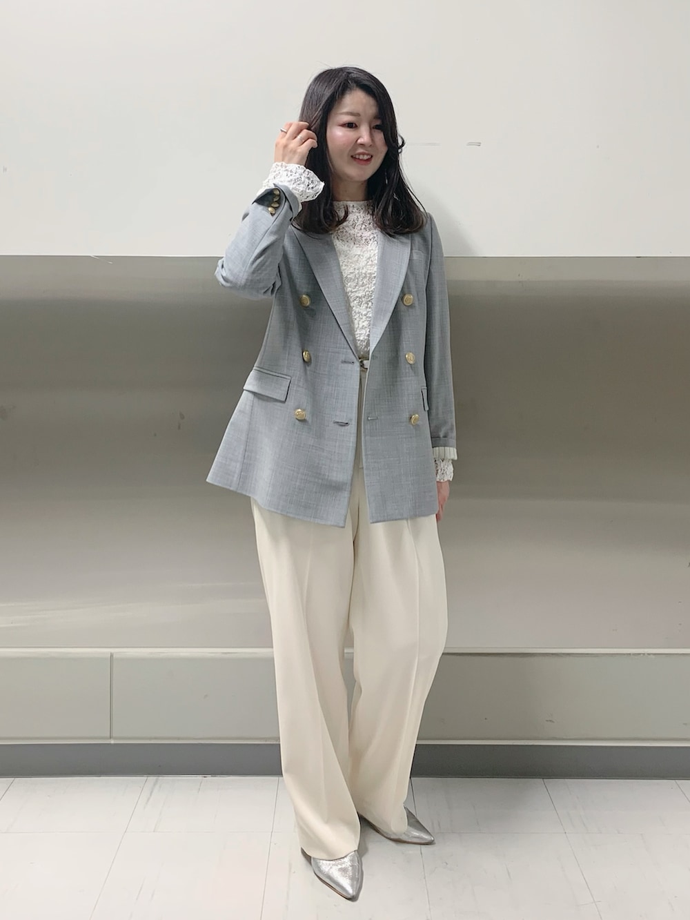 ブルー系のテーラードジャケット、ホワイト系のその他パンツ、ホワイト系のカーディガン/ボレロを着用したレディースの冬コーディネートの3枚目の写真