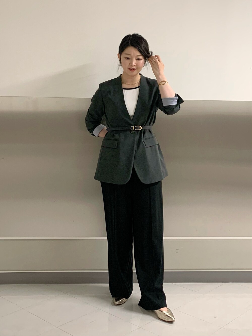 ブラック系のその他パンツ、ホワイト系のキャミソール、グレー系のノーカラージャケットを着用したレディースの秋コーディネートの6枚目の写真