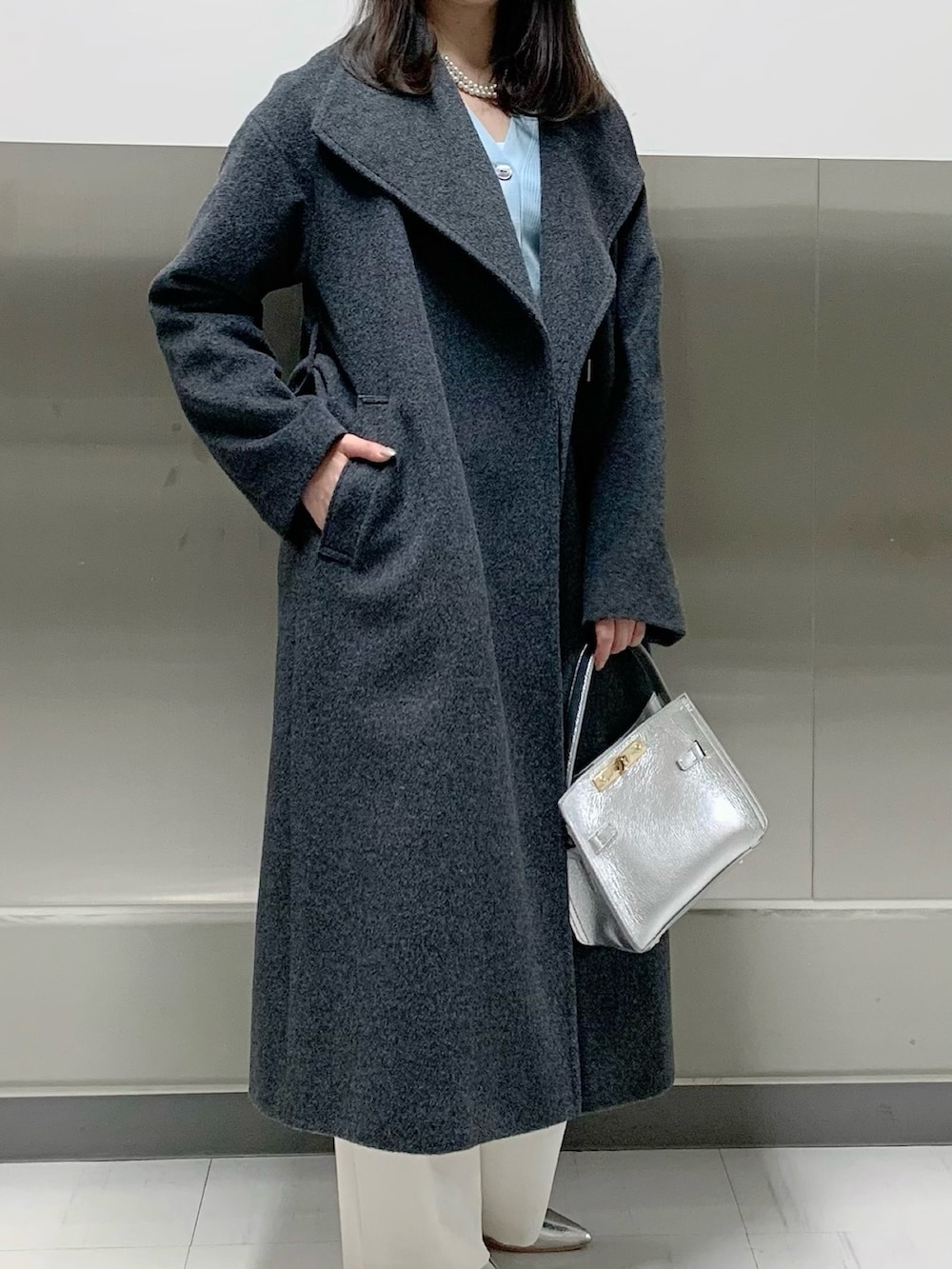 グレー系のその他アウター、シルバー系のショルダーバッグを着用したレディースの秋コーディネートの6枚目の写真