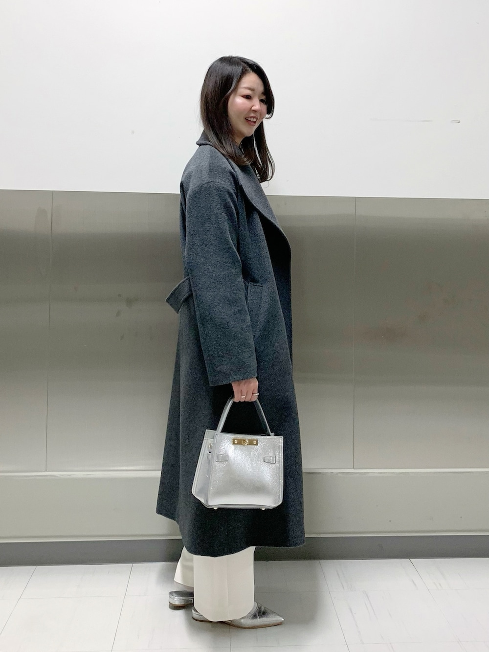 グレー系のその他アウター、シルバー系のショルダーバッグを着用したレディースの秋コーディネートの4枚目の写真