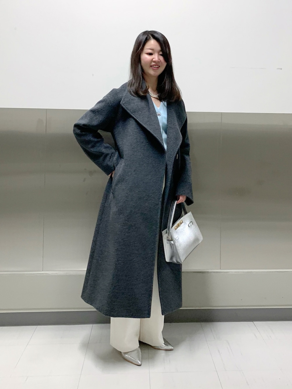 グレー系のその他アウター、シルバー系のショルダーバッグを着用したレディースの秋コーディネートの5枚目の写真