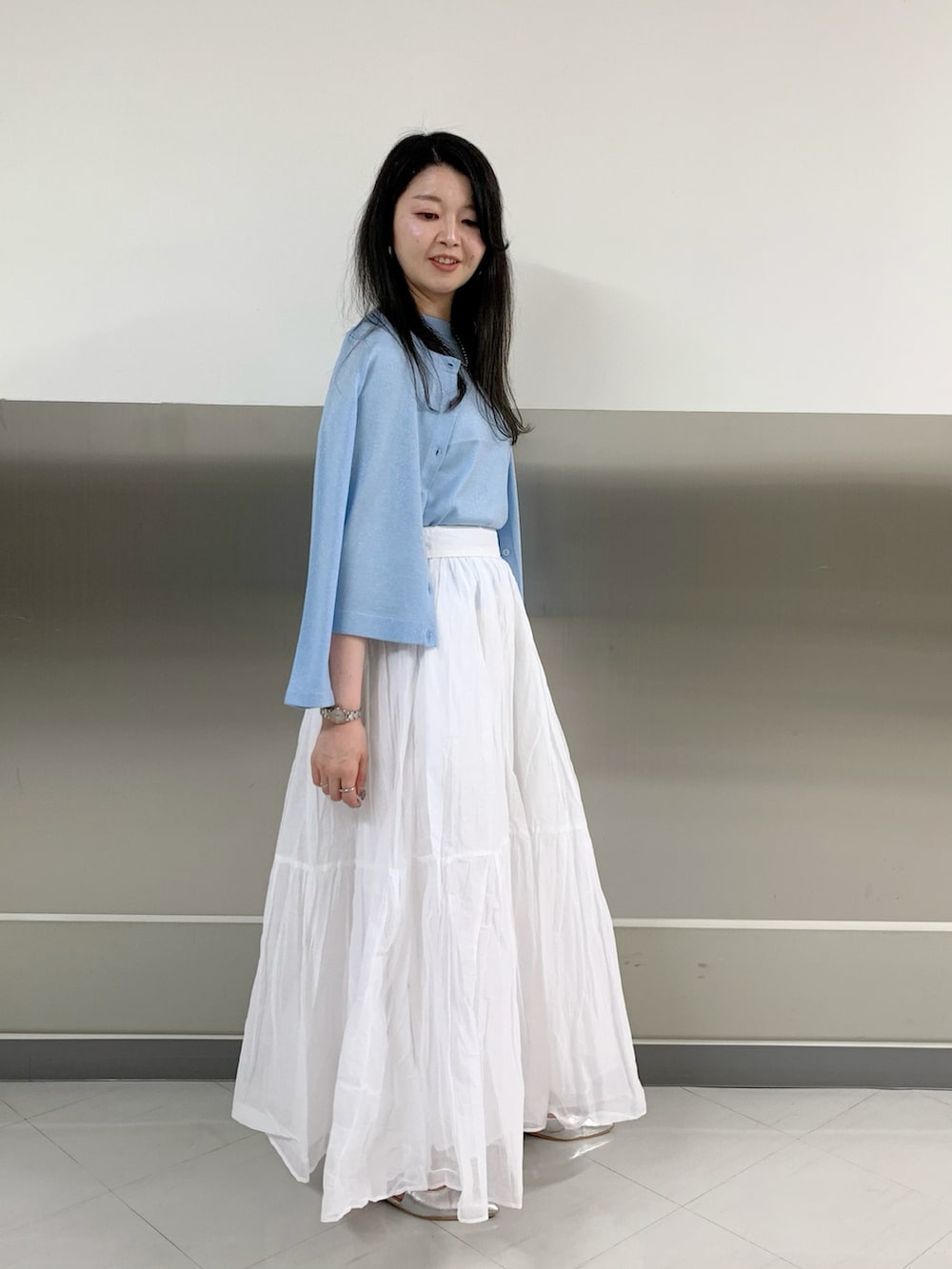 ブルー系のニット/セーター、ブルー系のカーディガン/ボレロを着用したレディースの秋コーディネートの2枚目の写真