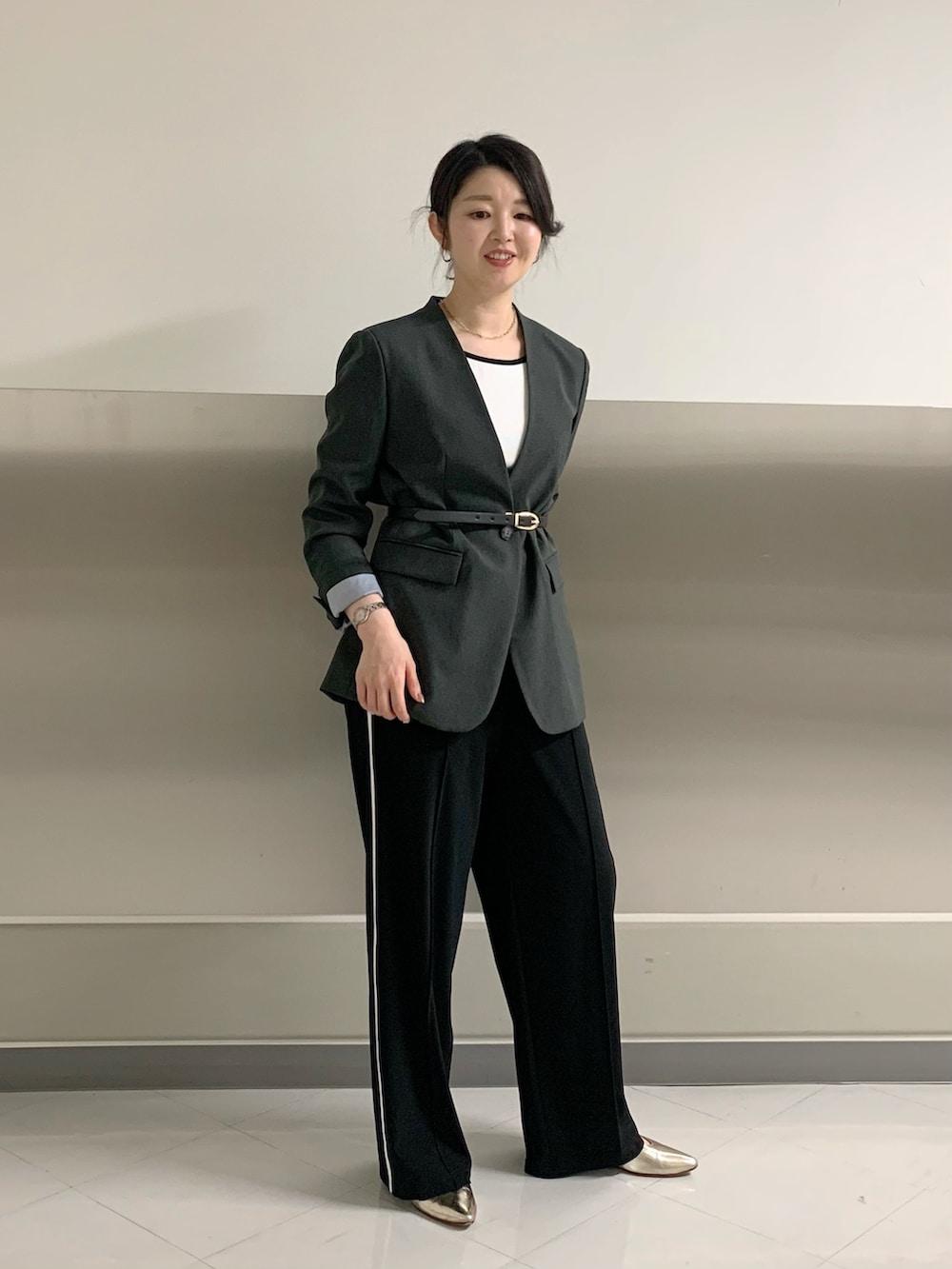 ブラック系のその他パンツ、ホワイト系のキャミソール、グレー系のノーカラージャケットを着用したレディースの秋コーディネートの5枚目の写真