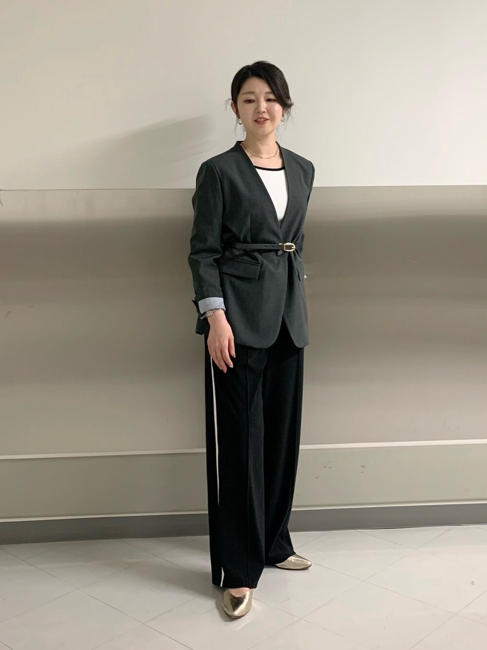 ブラック系のその他パンツ、ホワイト系のキャミソール、グレー系のノーカラージャケットを着用したレディースの秋コーディネートの2枚目の写真