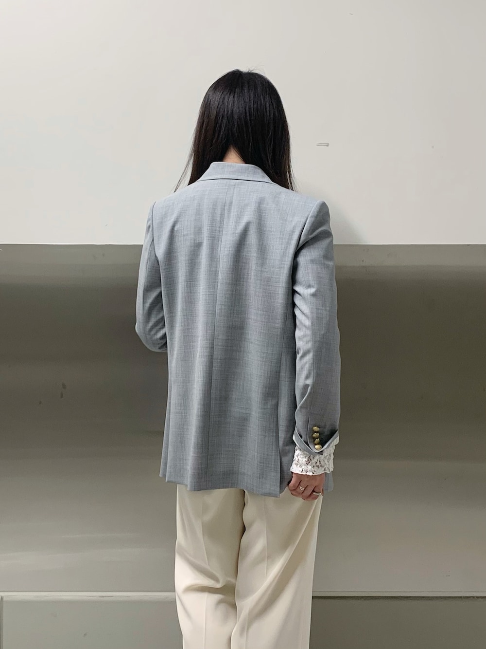 ブルー系のテーラードジャケット、ホワイト系のその他パンツ、ホワイト系のカーディガン/ボレロを着用したレディースの冬コーディネートの5枚目の写真