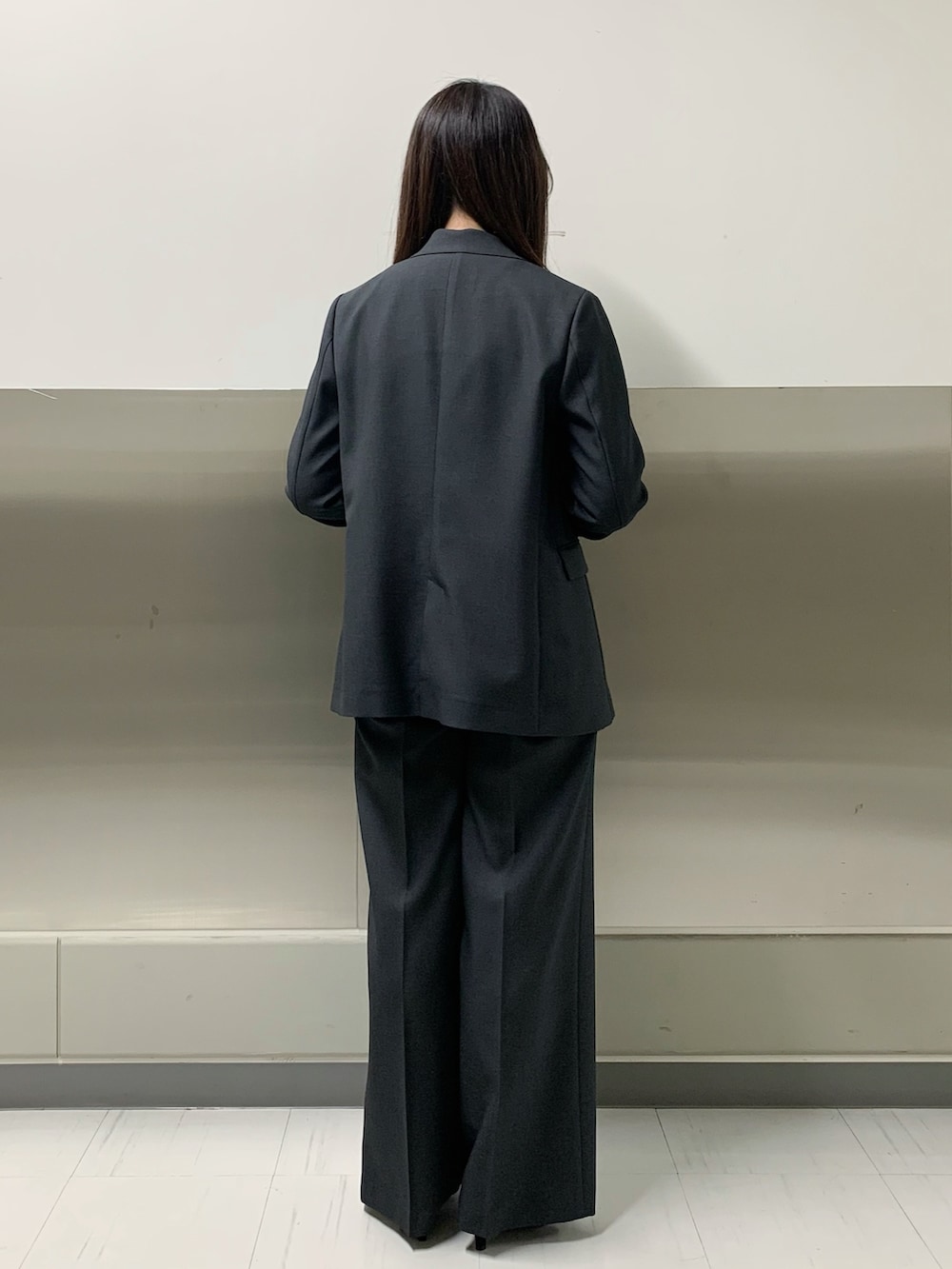 グレー系のその他パンツ、グレー系のテーラードジャケット、グレー系のベストを着用したレディースの冬コーディネートの3枚目の写真