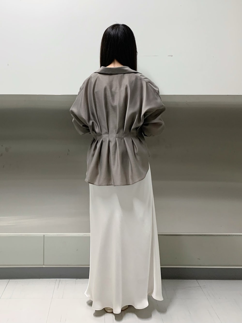 ホワイト系のスカート、グリーン系のシャツ/ブラウスを着用したレディースの春コーディネートの3枚目の写真