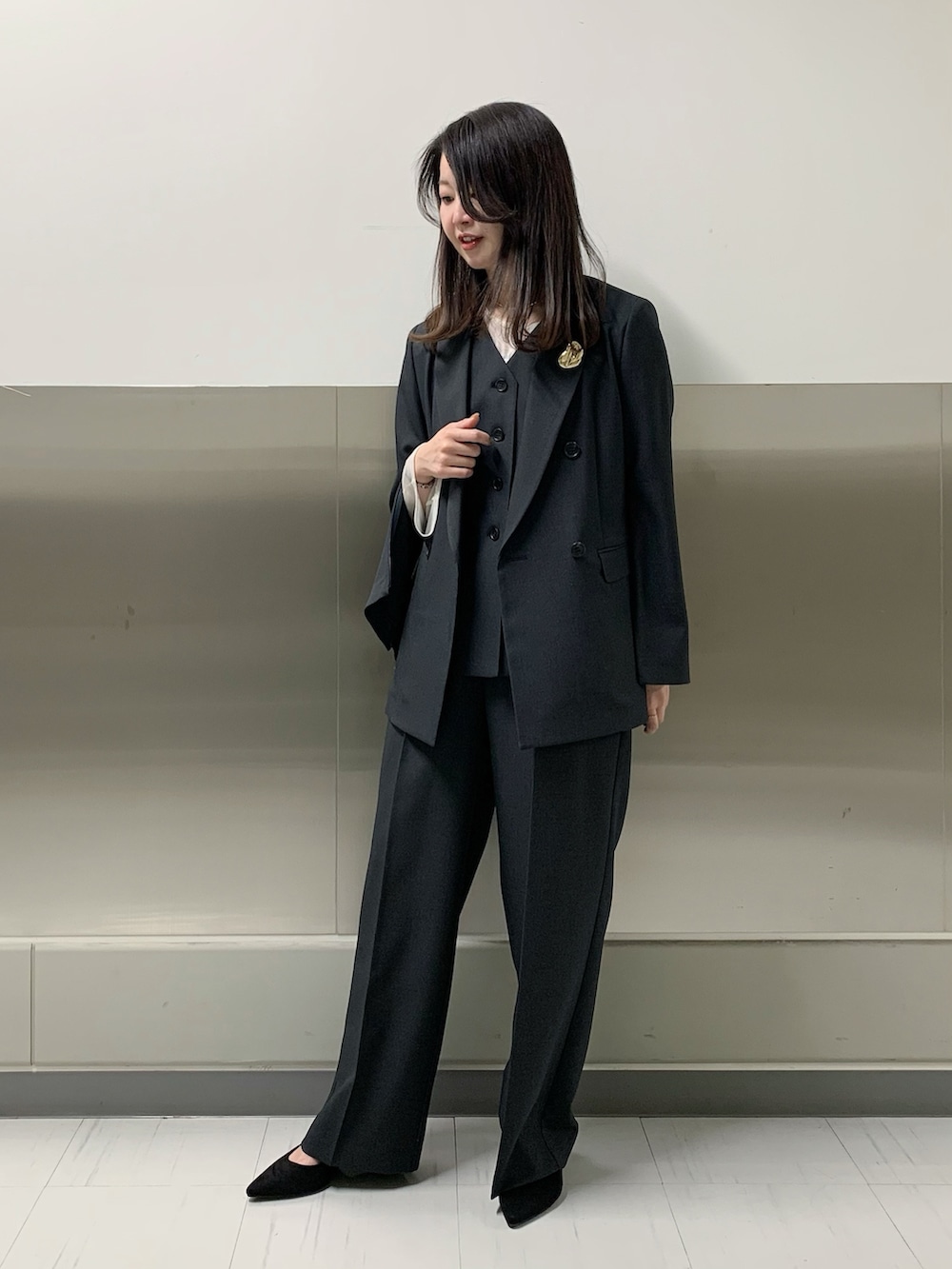 グレー系のその他パンツ、グレー系のテーラードジャケット、グレー系のベストを着用したレディースの冬コーディネートの2枚目の写真