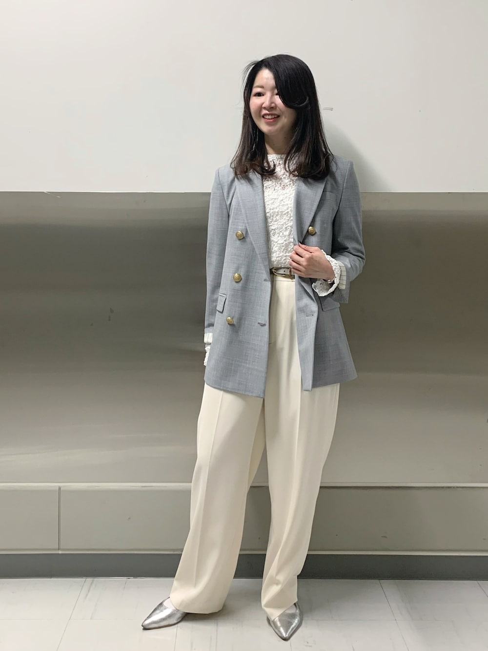 ブルー系のテーラードジャケット、ホワイト系のその他パンツ、ホワイト系のカーディガン/ボレロを着用したレディースの冬コーディネートの6枚目の写真