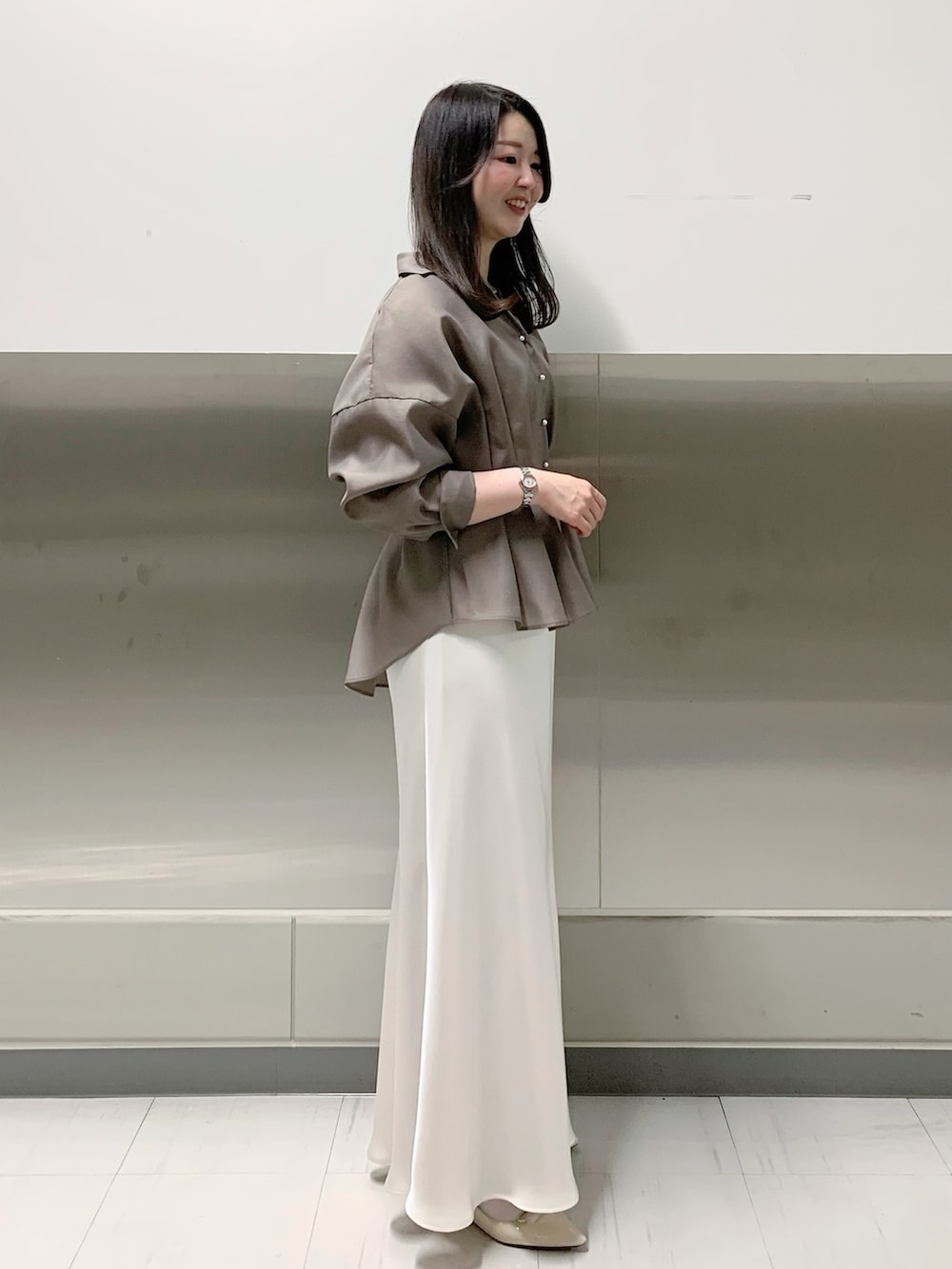 ホワイト系のスカート、グリーン系のシャツ/ブラウスを着用したレディースの春コーディネートの5枚目の写真