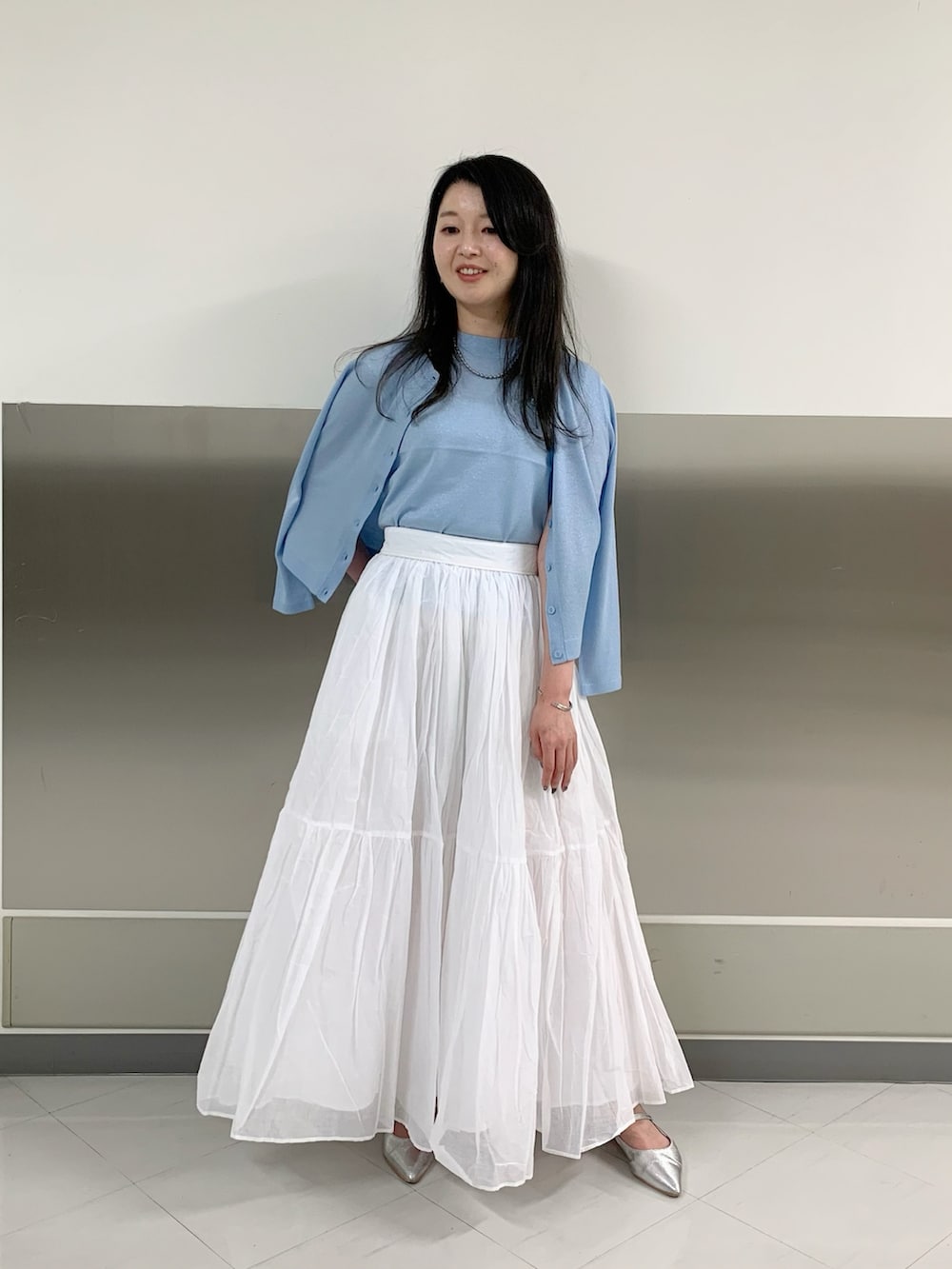 ブルー系のニット/セーター、ブルー系のカーディガン/ボレロを着用したレディースの秋コーディネートの3枚目の写真