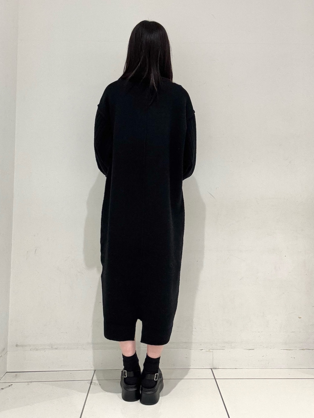 ブラック系のワンピース、グレー系のハンドバッグ、ブラック系のその他シューズを着用したレディースの冬コーディネートの3枚目の写真