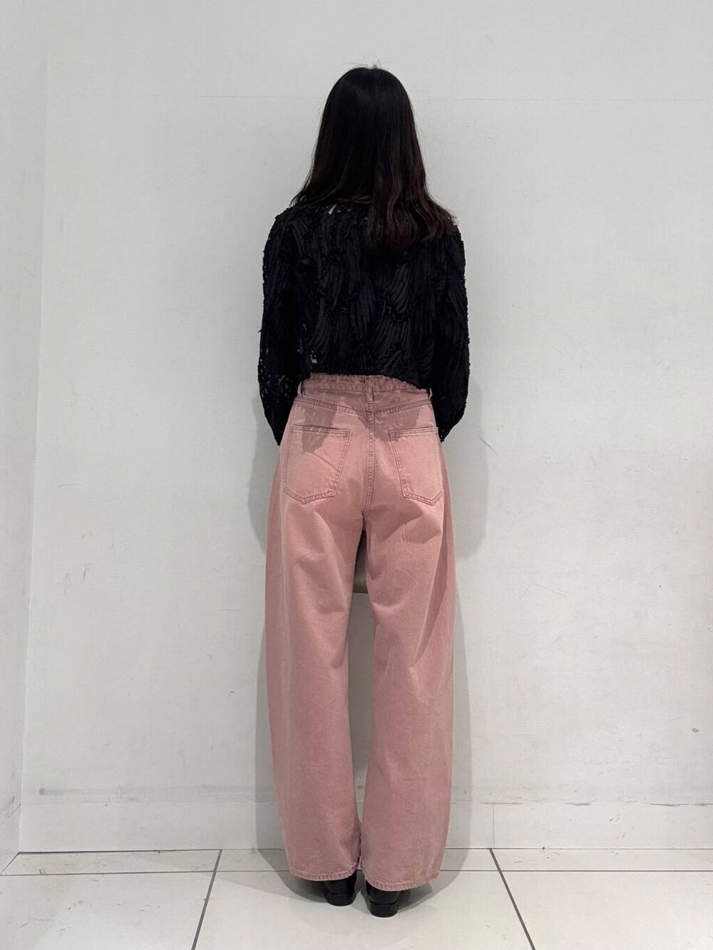 ブラック系のローファー、その他のハンドバッグ、ブラック系のシャツ/ブラウスを着用したレディースの春コーディネートの3枚目の写真