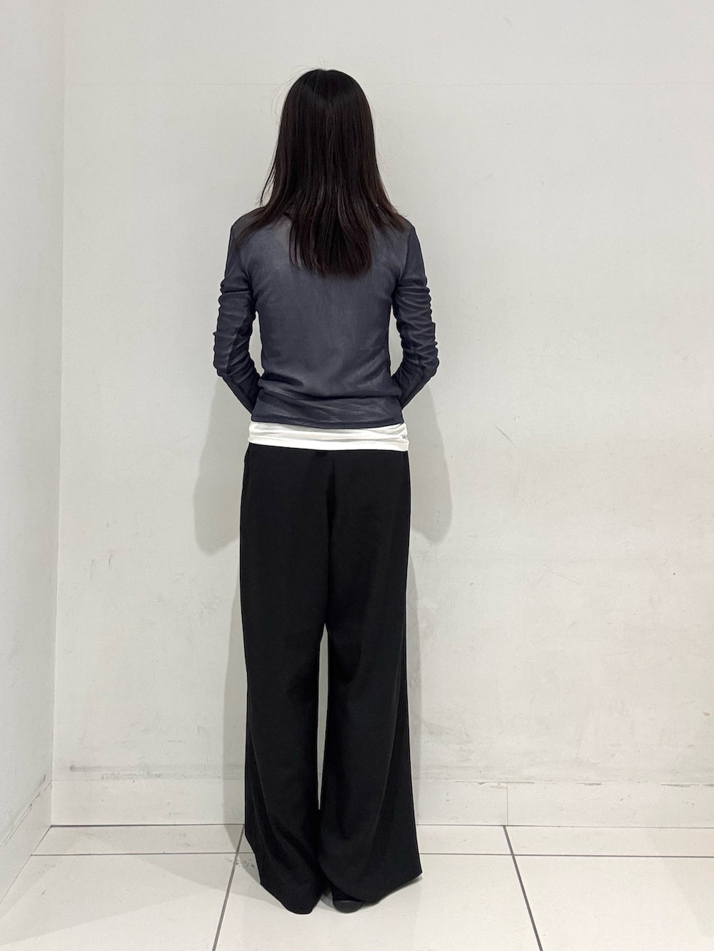 ブラック系のバレエシューズ、ブルー系のその他トップス、ブラック系のスラックスを着用したレディースの冬コーディネートの3枚目の写真