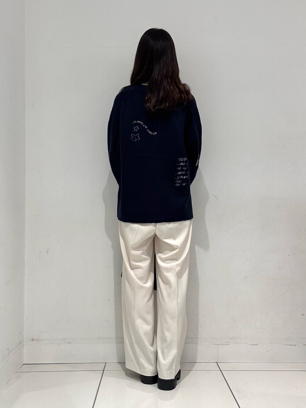 ブルー系のカーディガン/ボレロ、ベージュ系のニット/セーター、ベージュ系のその他パンツを着用したレディースの冬コーディネートの3枚目の写真