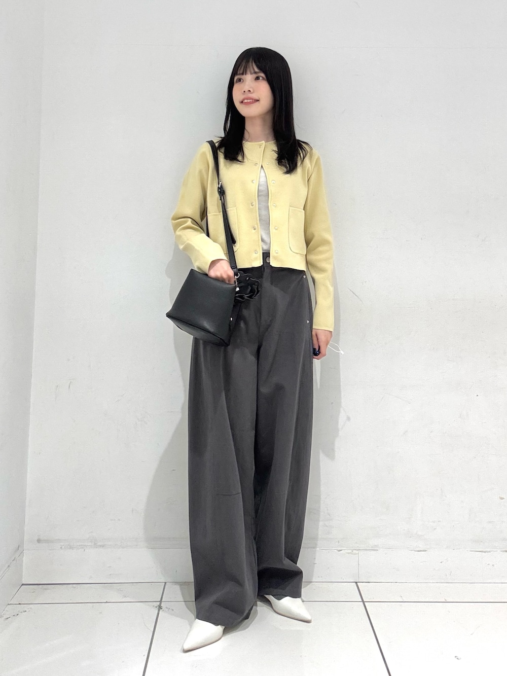 ベージュ系のカーディガン/ボレロ、ホワイト系のキャミソール、グレー系のその他パンツを着用したレディースの春コーディネートの4枚目の写真