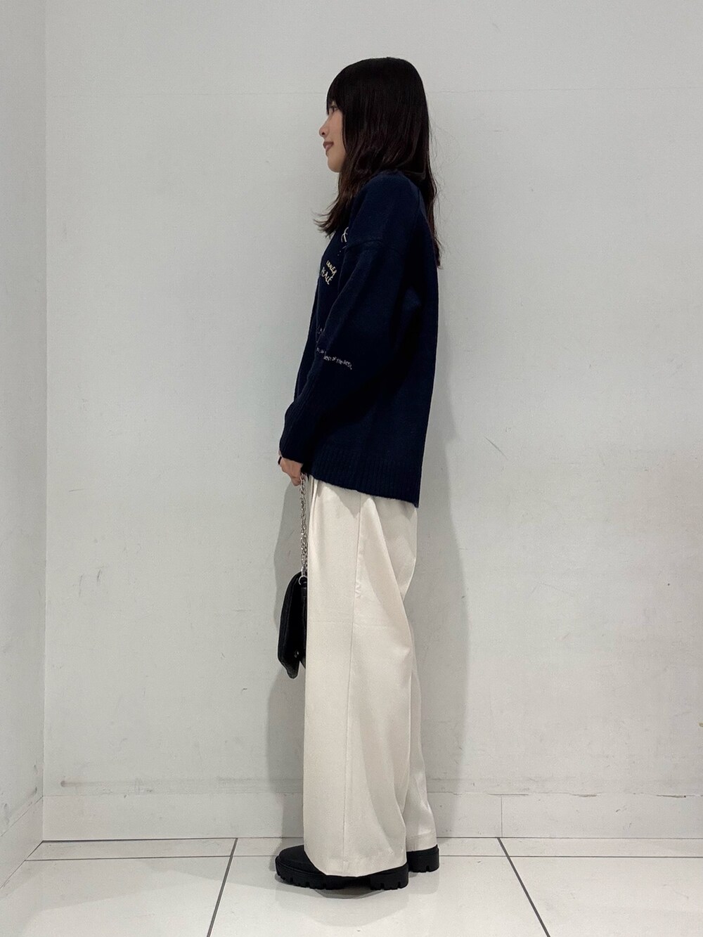 ブルー系のカーディガン/ボレロ、ベージュ系のニット/セーター、ベージュ系のその他パンツを着用したレディースの冬コーディネートの2枚目の写真