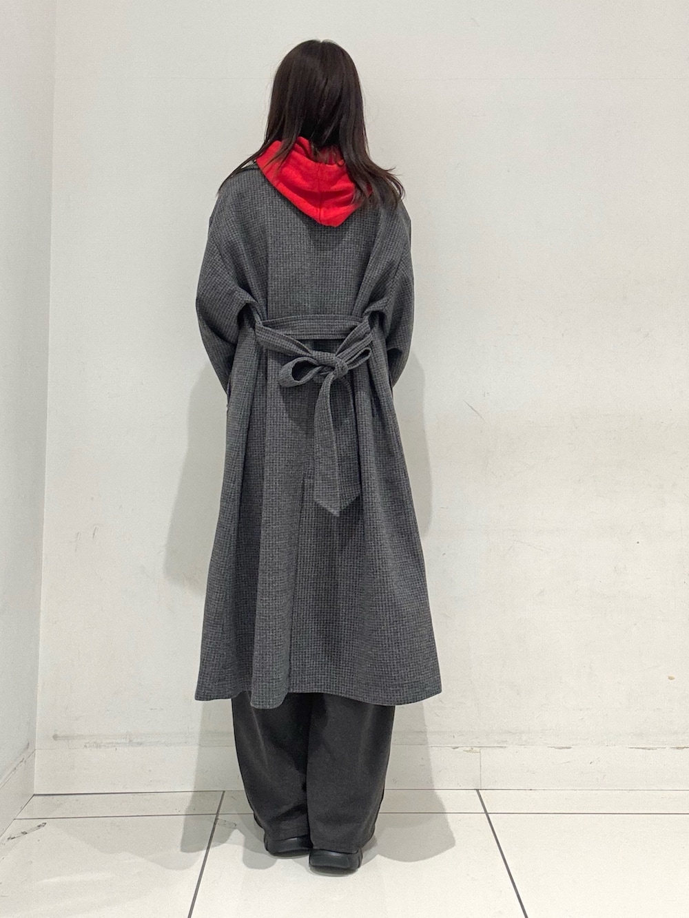 グレー系のその他アウター、レッド系のニット/セーター、ホワイト系のTシャツ/カットソーを着用したレディースの秋コーディネートの3枚目の写真