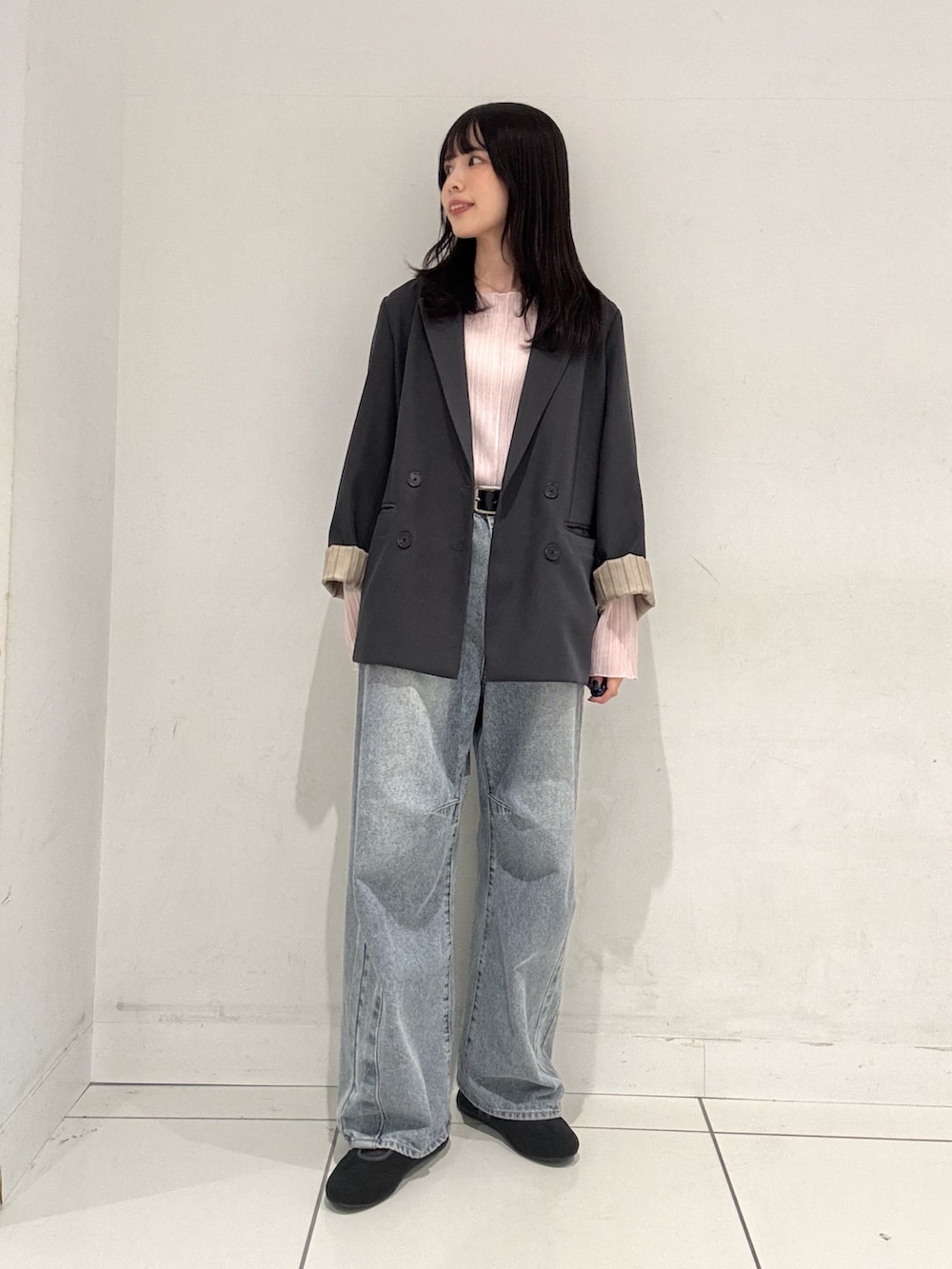 ブルー系のデニムパンツ、ピンク系のTシャツ/カットソー、グレー系のテーラードジャケットを着用したレディースの春コーディネートの4枚目の写真