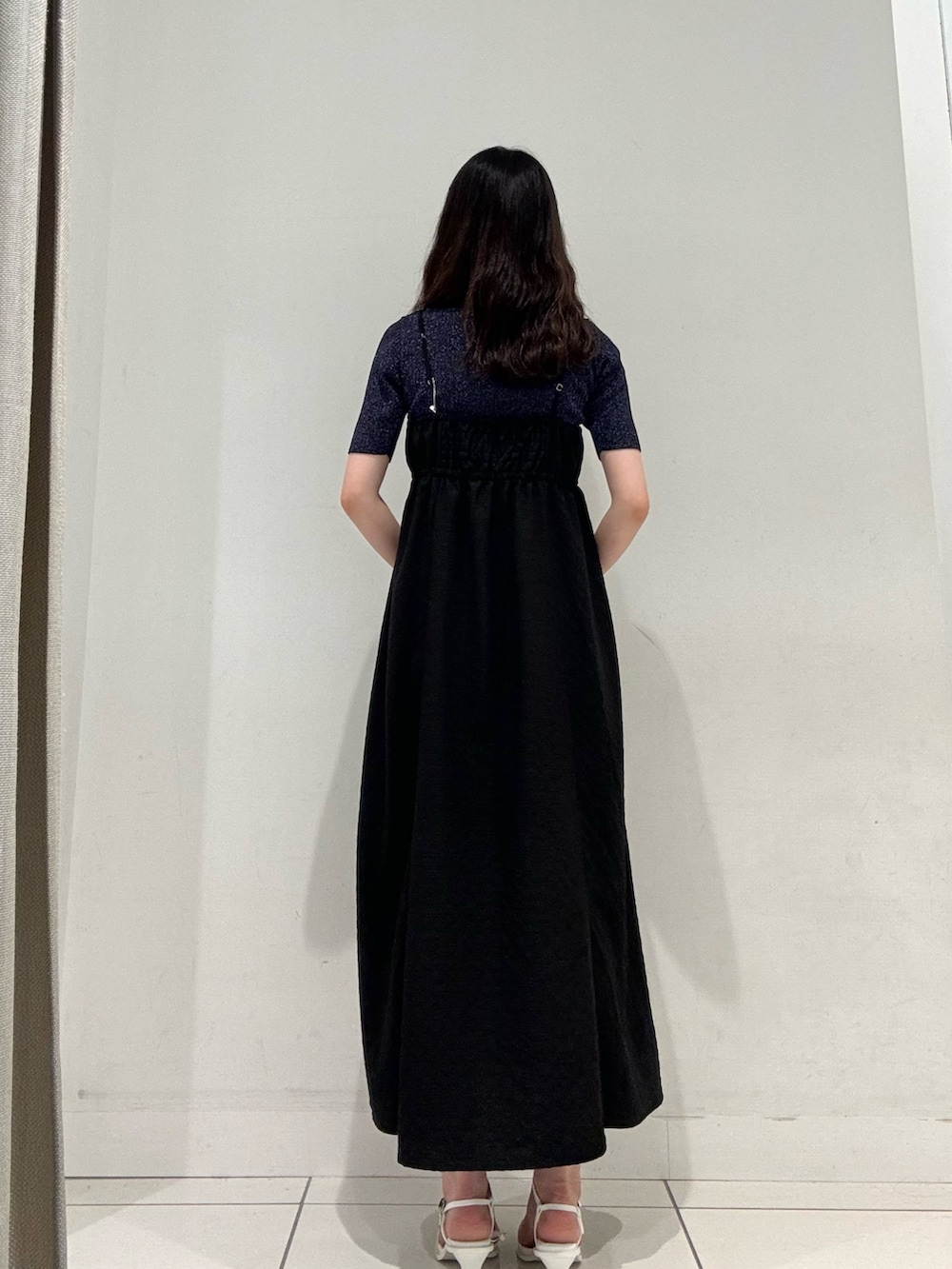 ブラック系のワンピース、ブルー系のニット/セーター、ホワイト系のサンダルを着用したレディースの夏コーディネートの3枚目の写真