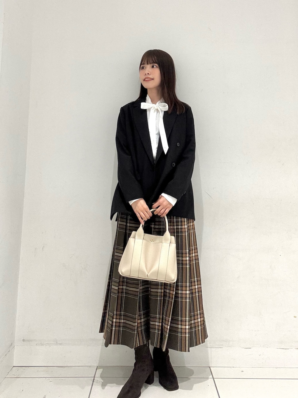 ブラック系のその他アウター、ホワイト系のシャツ/ブラウス、ブラウン系のスカートを着用したレディースの秋コーディネートの5枚目の写真