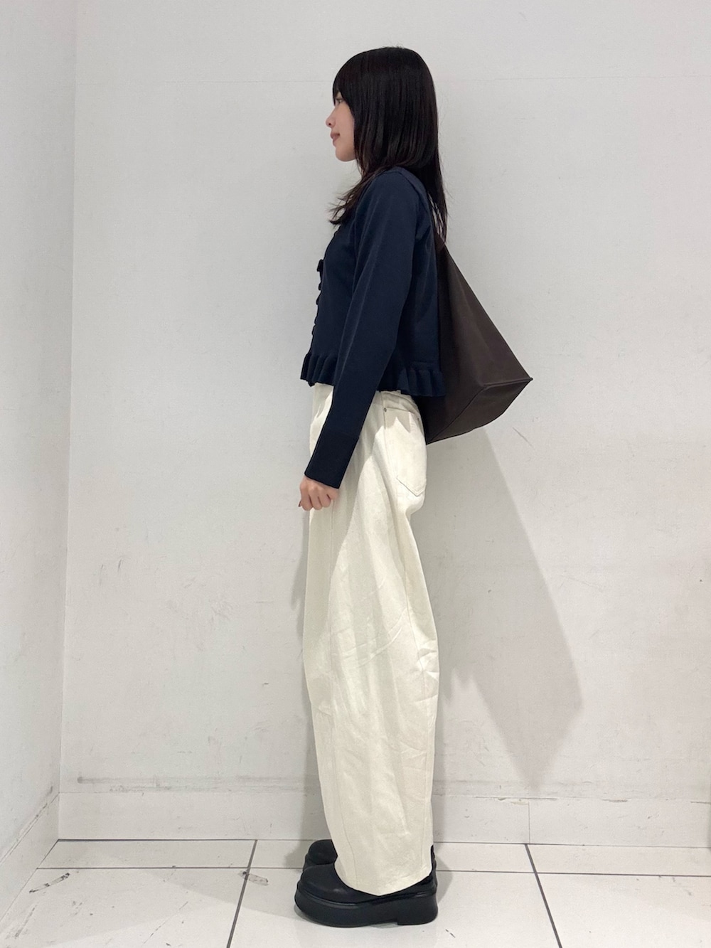 ホワイト系のその他パンツ、ブルー系のニット/セーター、ブラック系のその他シューズを着用したレディースの冬コーディネートの2枚目の写真