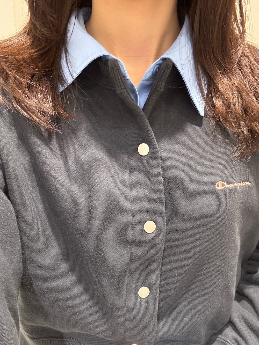 ブルー系のカーディガン/ボレロ、ブラック系のスカート、ブルー系のシャツ/ブラウスを着用したレディースの冬コーディネートの4枚目の写真